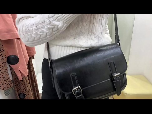 ❤️ Masturbação pública da jovem cadela FeralBerry com um dildo no provador Sexo de qualidade em nós ❌️❤
