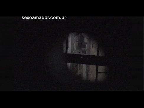 ❤️ Lourinho é filmado secretamente por um voyeur de bairro escondido atrás de tijolos ocos Sexo de qualidade em nós ❌️❤